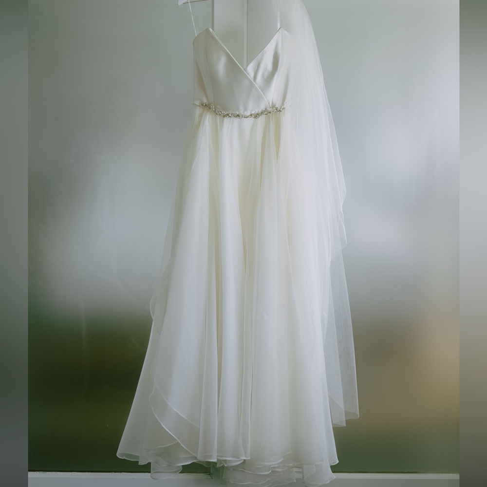 Leanne Marshall Aura Bridal Gown, bridal size 12 (altered to fit street size 6)